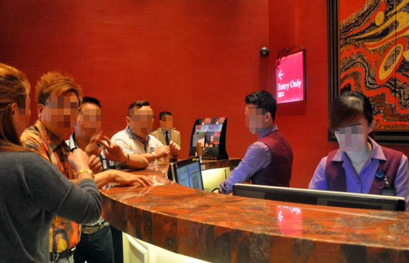 nguoi nuoc ngoai lam thu tuc vao casino Ho Tram