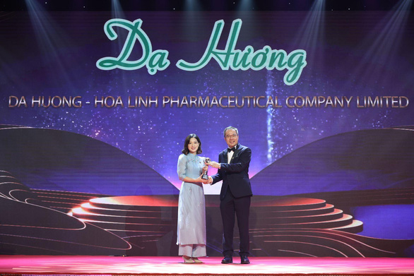 Dạ Hương nhận giải thưởng ‘Thương hiệu truyền cảm hứng năm 2022’ do Enterprise Asia bình chọn - Ảnh 1.