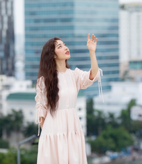 Ca sĩ tỉ view Calum Scott muốn học tiếng Việt để hát cùng Hoàng Duyên - Ảnh 1. Ca sĩ tỉ view Calum Scott muốn học tiếng Việt để hát cùng Hoàng Duyên - Ảnh 1.