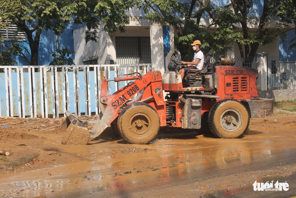 Quận ngập nặng nhất Đà Nẵng vẫn ngổn ngang bùn đất - Ảnh 5.