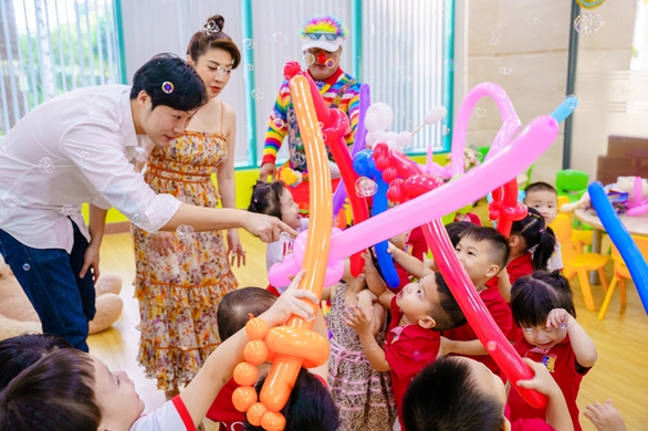Con gái Pha Lê phấn khích vì được bố mẹ đến trường tổ chức sinh nhật - Ảnh 4. Con gái Pha Lê phấn khích vì được bố mẹ đến trường tổ chức sinh nhật - Ảnh 4.