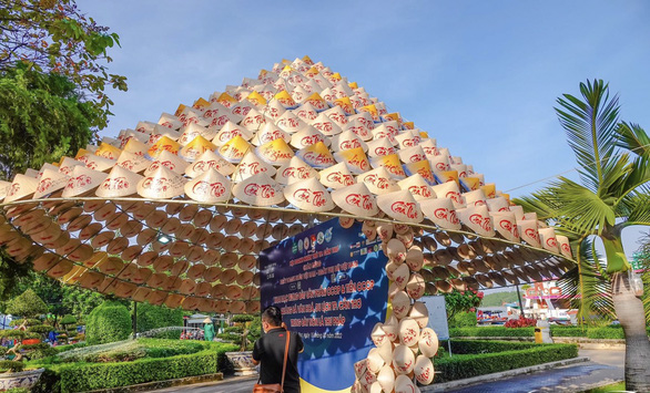Cần Thơ: Nón lá thư pháp khổng lồ ở bến Ninh Kiều