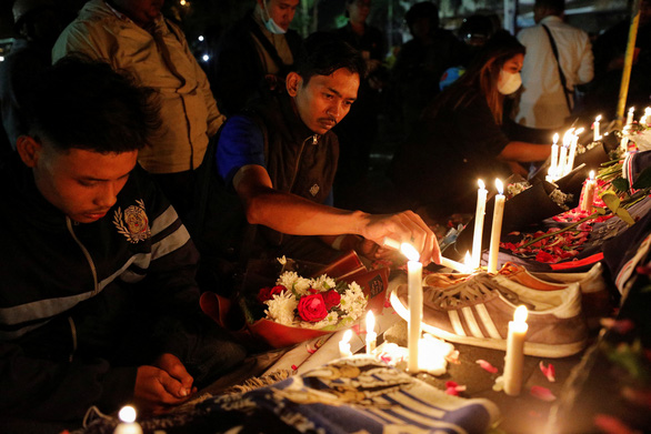 Indonesia đính chính số người chết vụ bạo loạn từ 174 xuống 125 - Ảnh 1.