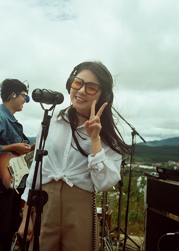 Ảnh vui sao Việt 2-10: Ngọc Trinh, Vũ Khắc Tiệp tình cảm bên con trai nuôi - Ảnh 8. Ảnh vui sao Việt 2-10: Ngọc Trinh, Vũ Khắc Tiệp tình cảm bên con trai nuôi - Ảnh 8.