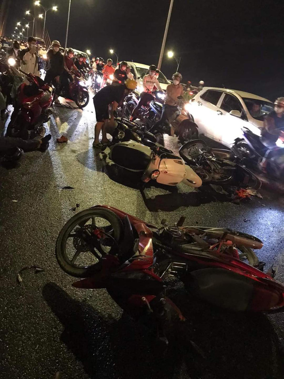 Xe khách tông một loạt xe máy trong đêm, cấp cứu nhiều người - Ảnh 1.