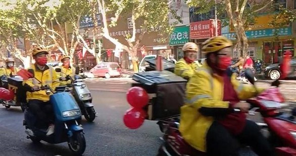 Chú rể dẫn đầu đoàn shipper đi rước dâu - Ảnh 3. Chú rể dẫn đầu đoàn shipper đi rước dâu - Ảnh 3.