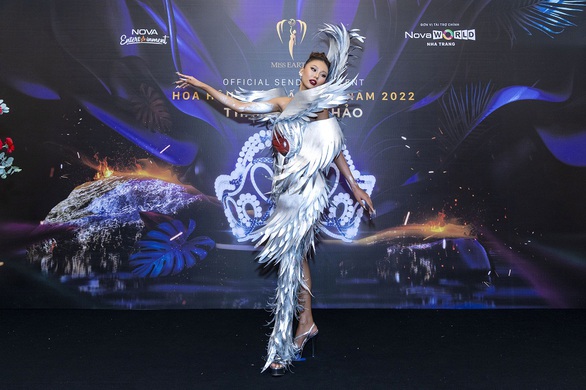 Thạch Thu Thảo mang thiết kế sếu đầu đỏ đến Hoa hậu Trái đất 2022 - Ảnh 2. Thạch Thu Thảo mang thiết kế sếu đầu đỏ đến Hoa hậu Trái đất 2022 - Ảnh 2.