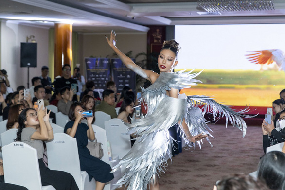 Thạch Thu Thảo mang thiết kế sếu đầu đỏ đến Hoa hậu Trái đất 2022 - Ảnh 3.