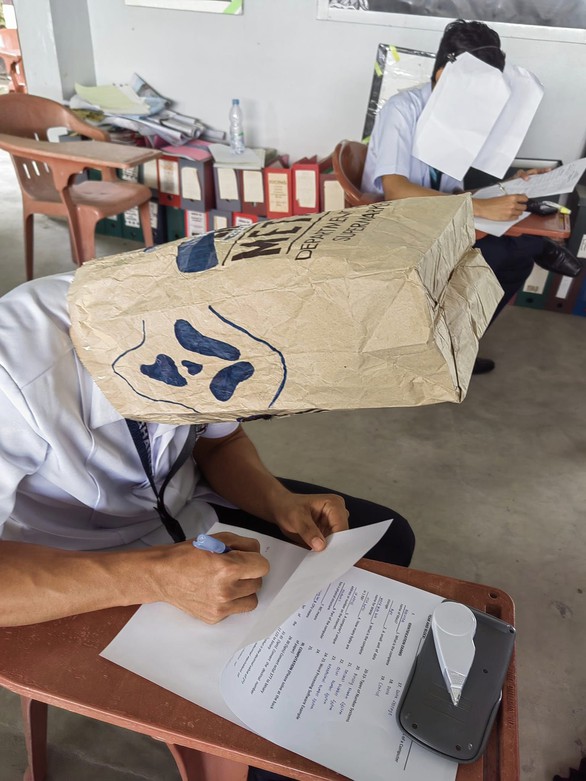 Chết cười với loạt mũ chống quay cóp của hội sinh viên lầy lội - Ảnh 3. Chết cười với loạt mũ chống quay cóp của hội sinh viên lầy lội - Ảnh 3.