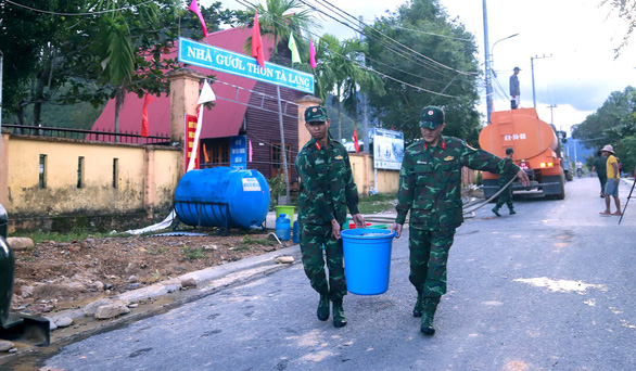 Quân khu 5 huy động xe bồn tiếp nước sạch cho người dân vùng ngập lũ