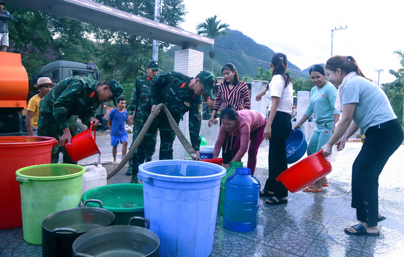 Quân khu 5 huy động xe bồn tiếp nước sạch cho người dân vùng ngập lũ - Ảnh 5.