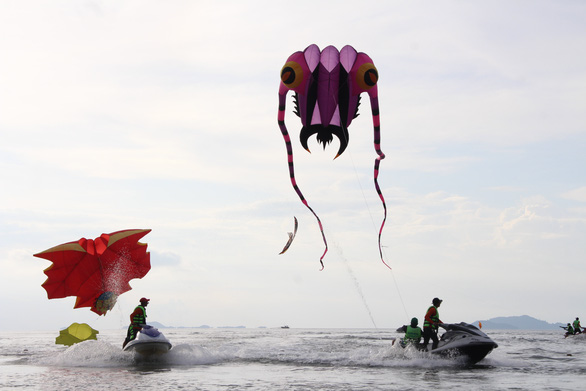 Fill your eyes with kite performance on Ha Tien beach - Photo 5.