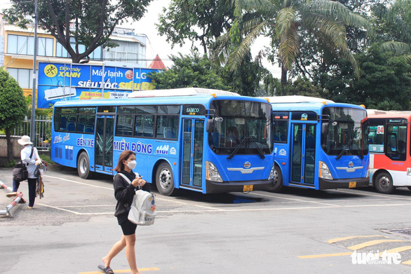 Xe buýt chở khách miễn phí ra bến Miền Đông mới: Còn quá ít chuyến - Ảnh 1.