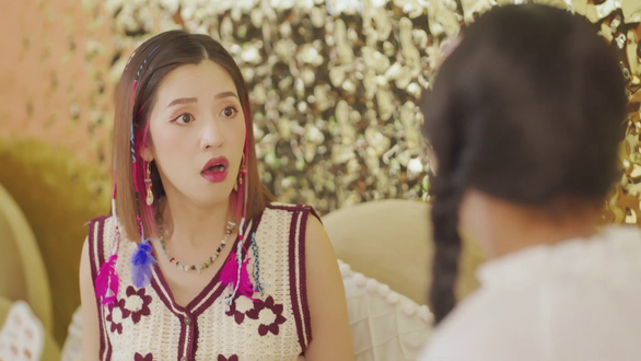 Hết làm cô giáo, giúp việc nhà, Duy Khánh làm nhân viên salon tóc - Ảnh 5. Hết làm cô giáo, giúp việc nhà, Duy Khánh làm nhân viên salon tóc - Ảnh 5.