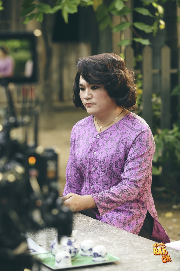 Hết làm cô giáo, giúp việc nhà, Duy Khánh làm nhân viên salon tóc - Ảnh 4. Hết làm cô giáo, giúp việc nhà, Duy Khánh làm nhân viên salon tóc - Ảnh 4.