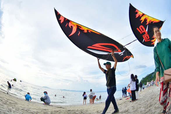 Fill your eyes with kite performance on Ha Tien beach - Photo 6.