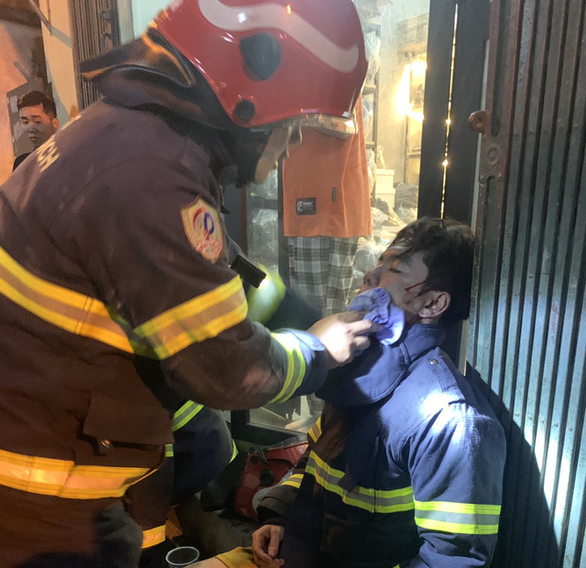 11 người được cứu từ nhà cháy trong hẻm ở Hà Nội - Ảnh 3.