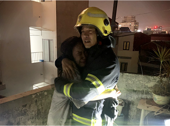 11 người được cứu từ nhà cháy trong hẻm ở Hà Nội - Ảnh 2.