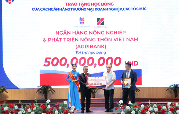 Agribank tặng 500 triệu đồng hỗ trợ sinh viên đại học ngân hàng TP.HCM - Ảnh 1.