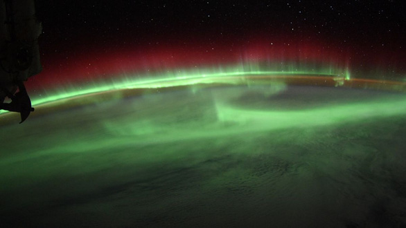 Cực quang làm hổng một lỗ rộng 400km trong tầng ozone của Trái đất - Ảnh 1.