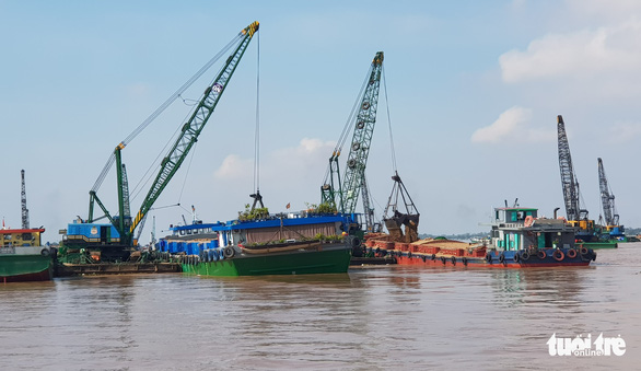 Nhộn nhịp mua bán cát Campuchia trên sông Tiền - Ảnh 1.