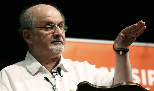 Nhà văn Salman Rushdie mất thị lực và chỉ còn dùng một tay sau khi bị đâm - Ảnh 1.
