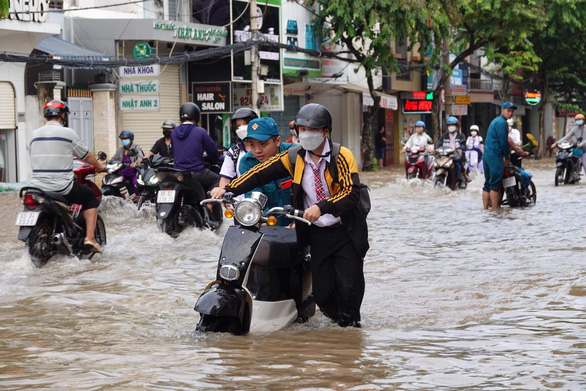 Ứng phó đợt triều cường mới, nhiều trường ở Cần Thơ cho học sinh học trực tuyến - Ảnh 1.