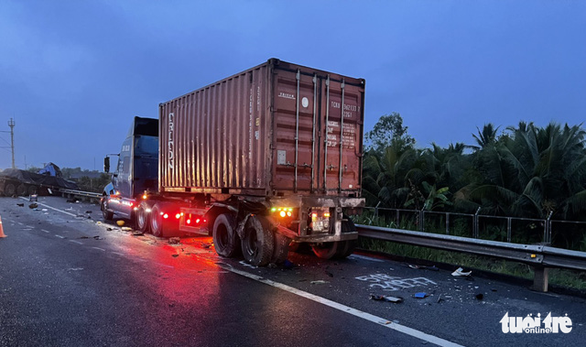 Hai xe container va chạm trên cao tốc TP.HCM - Trung Lương, 3 người bị thương - Ảnh 1.