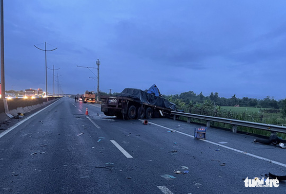 Hai xe container va chạm trên cao tốc TP.HCM - Trung Lương, 3 người bị thương - Ảnh 2.