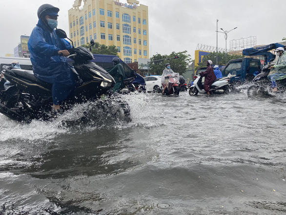 Mưa lớn, người Đà Nẵng lại hốt hoảng khi đi trên đường - Ảnh 1.