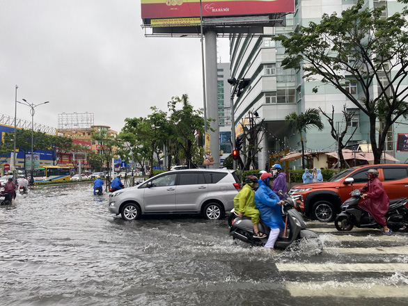 Mưa lớn, người Đà Nẵng lại hốt hoảng khi đi trên đường - Ảnh 2.