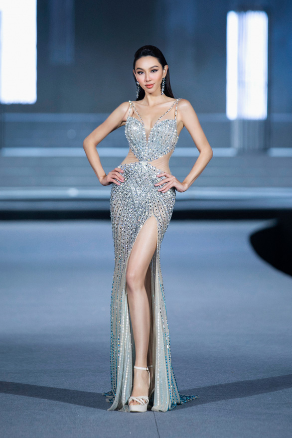 Hoa hậu Thùy Tiên tỏa sáng với thiết kế từ 5.000 viên đá pha lê - Ảnh 8.