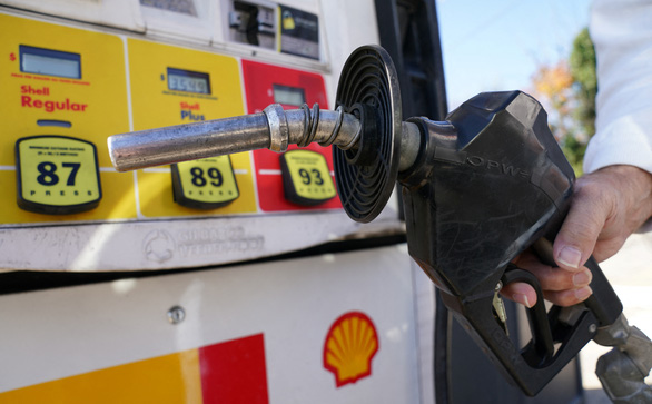  Giá nhiên liệu giảm 11% trong năm 2023 - Ảnh 1.