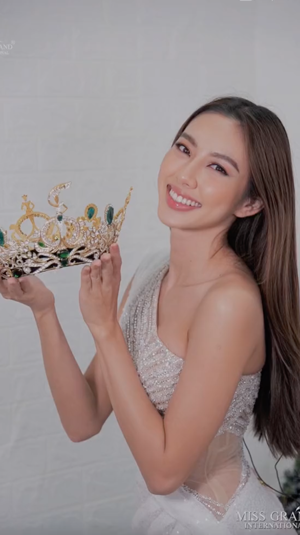 Hoa hậu Thùy Tiên tỏa sáng với thiết kế từ 5.000 viên đá pha lê - Ảnh 14.