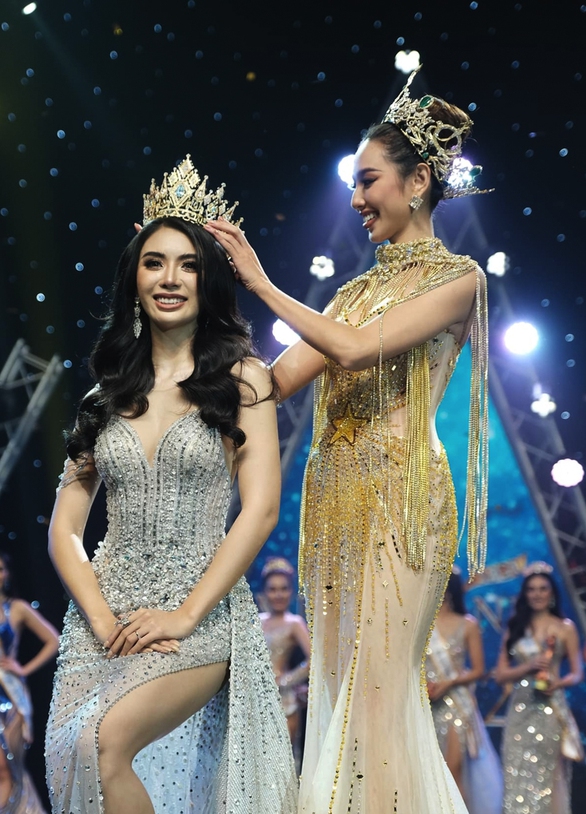 10 tháng đương nhiệm Miss Grand Thùy Tiên có 9 lần trao vương miện cho tân hoa hậu - Ảnh 3. 10 tháng đương nhiệm Miss Grand Thùy Tiên có 9 lần trao vương miện cho tân hoa hậu - Ảnh 3.