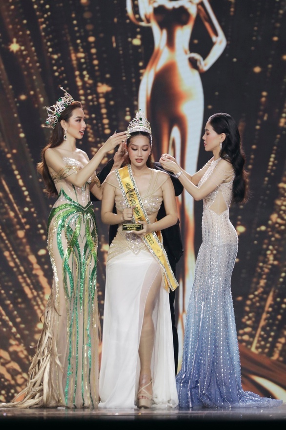 10 tháng đương nhiệm Miss Grand Thùy Tiên có 9 lần trao vương miện cho tân hoa hậu - Ảnh 5. 10 tháng đương nhiệm Miss Grand Thùy Tiên có 9 lần trao vương miện cho tân hoa hậu - Ảnh 5.