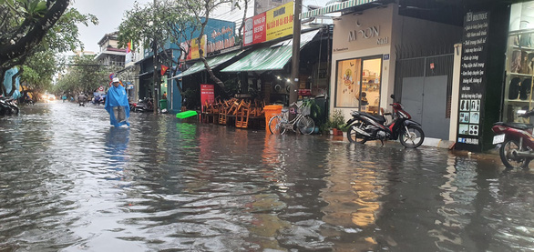 Hết khổ sở vì triều cường, người Cần Thơ lại bì bõm vì mưa lớn - Ảnh 3.