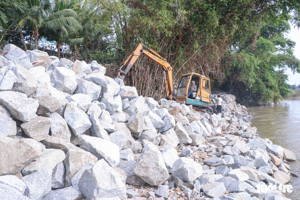 Xây 300m đê kiên cố ngay đoạn bờ sông Dinh bị sạt lở - Ảnh 1.