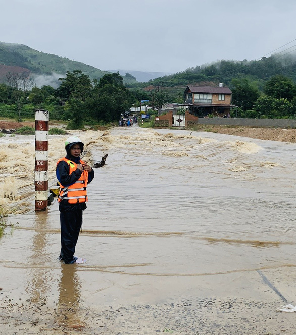 Cầu tràn ở huyện miền núi Khánh Hòa bị mưa lớn chia cắt, giao thông tê liệt - Ảnh 2.