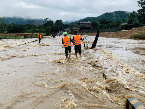 Cầu tràn ở huyện miền núi Khánh Hòa bị mưa lớn chia cắt, giao thông tê liệt - Ảnh 1.