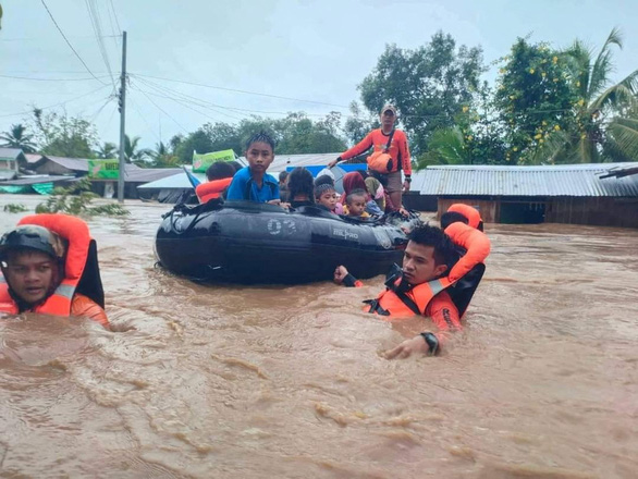 Mưa lớn do bão Nalgae khiến 31 người chết ở Philippines - Ảnh 1.