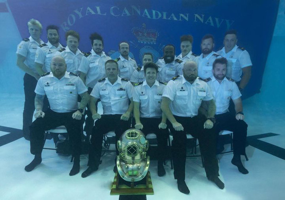 Bức ảnh tốt nghiệp ‘cực uy tín’ của Hải quân Hoàng gia Canada - Ảnh 1.