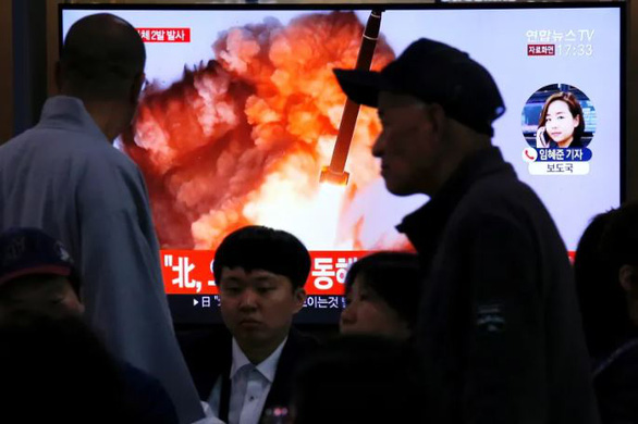 Triều Tiên phóng tên lửa đạn đạo - Ảnh 1.