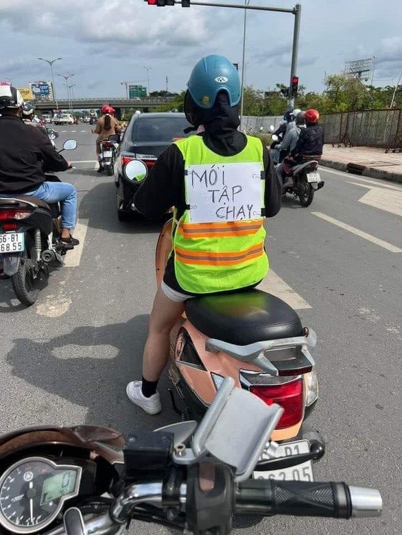 Ảnh vui 29-10: Cô gái treo biển cảnh báo mới tập lái - Ảnh 1. Ảnh vui 29-10: Cô gái treo biển cảnh báo mới tập lái - Ảnh 1.