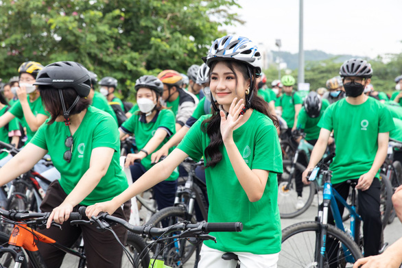 Hoa hậu Nguyễn Thanh Hà tươi cười rủ rê giới trẻ đi xe đạp - Ảnh 1.
