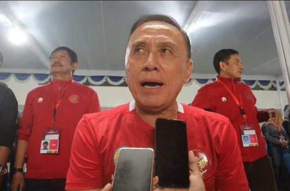 Chủ tịch LĐBĐ Indonesia vạ miệng khi nói CĐV vui vẻ giữa thảm kịch - Ảnh 1. Chủ tịch LĐBĐ Indonesia vạ miệng khi nói CĐV vui vẻ giữa thảm kịch - Ảnh 1.