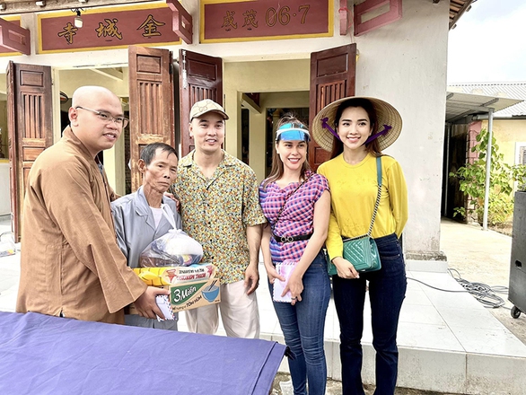 Ảnh vui sao Việt 3-10: Đàm Vĩnh Hưng hạnh phúc bên con ruột 3 tuổi - Ảnh 2. Ảnh vui sao Việt 3-10: Đàm Vĩnh Hưng hạnh phúc bên con ruột 3 tuổi - Ảnh 2.