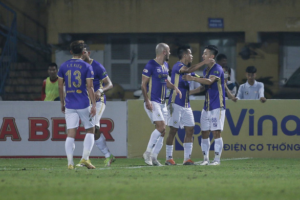 Thắng đậm Đà Nẵng, Hà Nội FC trở lại ngôi đầu - Ảnh 1.