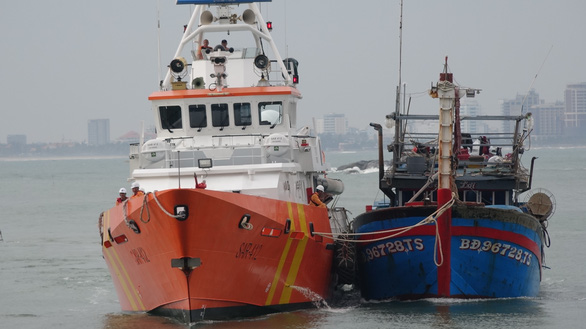 Cứu 13 thuyền viên gặp nạn trên vùng biển Quảng Trị do ảnh hưởng bão số 7 - Ảnh 1.