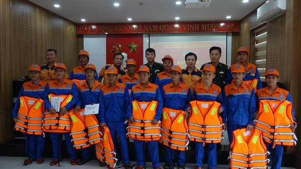 Cứu 13 thuyền viên gặp nạn trên vùng biển Quảng Trị do ảnh hưởng bão số 7 - Ảnh 2.
